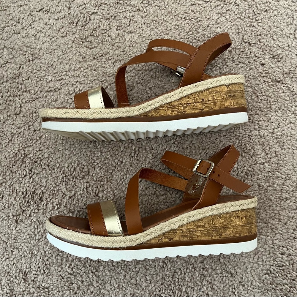 Coach and Four Brown & Gold Leather Flatform Rubber Sole Sandals Size 7.5